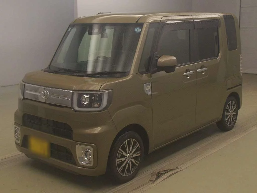 Toyota Pixis Mega LA700A 2021
